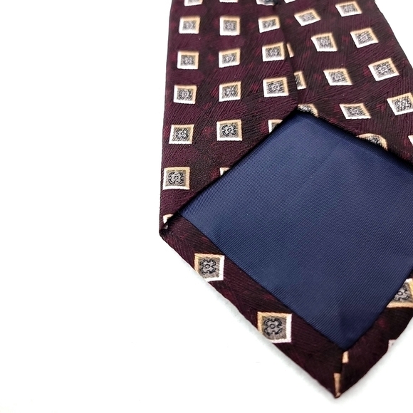 100% Silk Munsingwear Corporate Gear Brown Square Patterned Formal USA Tie - Picture 7 of 12